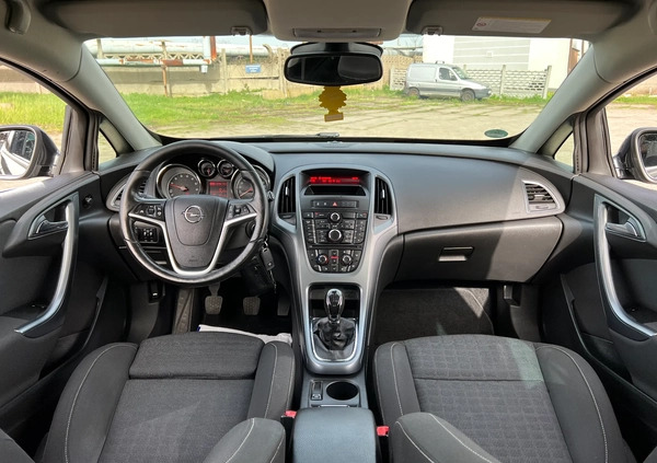 Opel Astra cena 26950 przebieg: 188000, rok produkcji 2012 z Konin małe 326